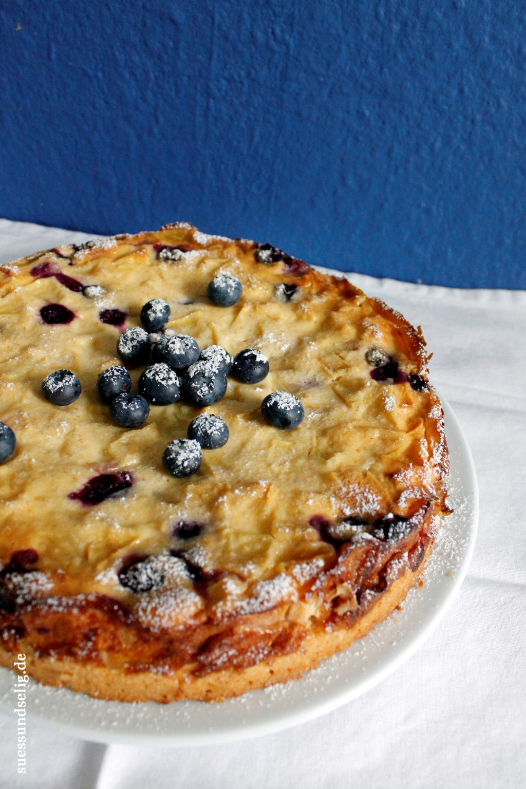 Der Apfel-Quark-Kuchen mit Heidelbeeren - suessundselig