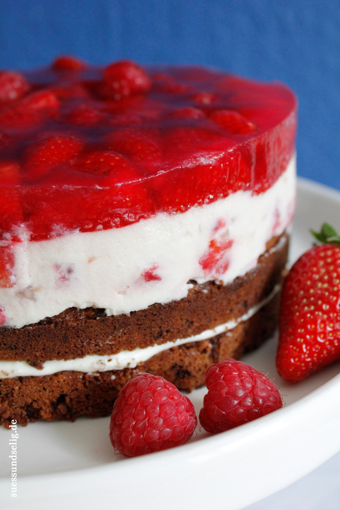 Frischkäse-Sahne-Torte mit Erdbeeren und Himbeeren | suessundselig