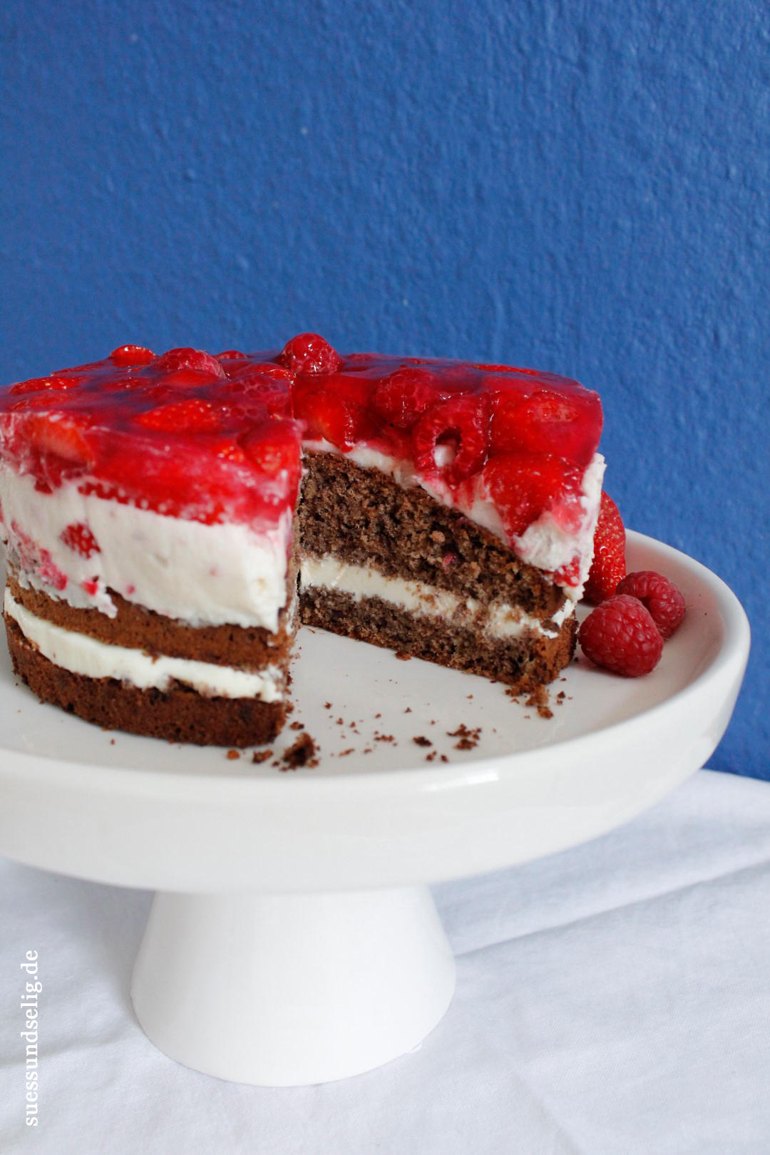 Frischkäse-Sahne-Torte mit Erdbeeren und Himbeeren | suessundselig