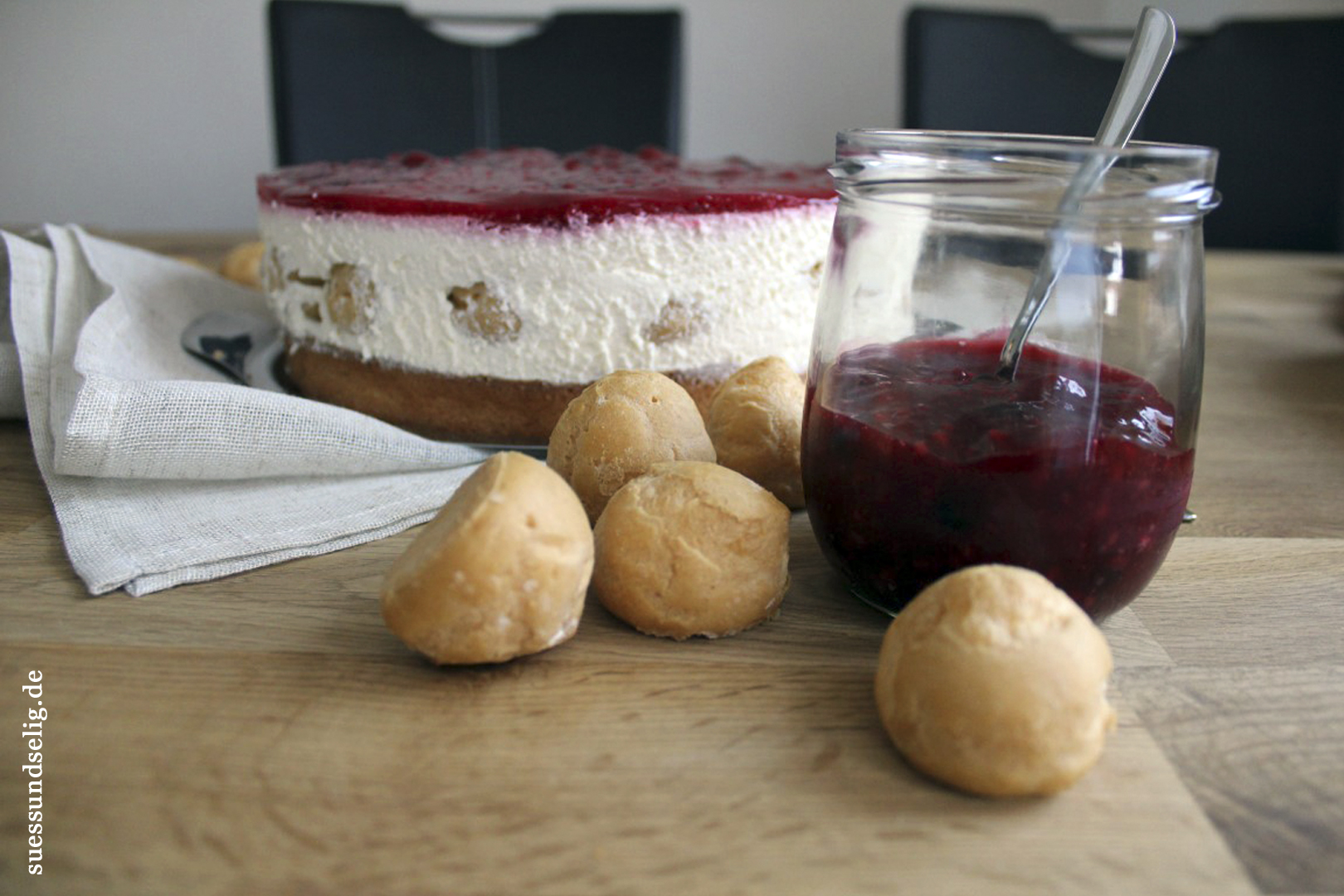 Rote-Grütze-Torte mit Windbeuteln ein Schmuckstück!