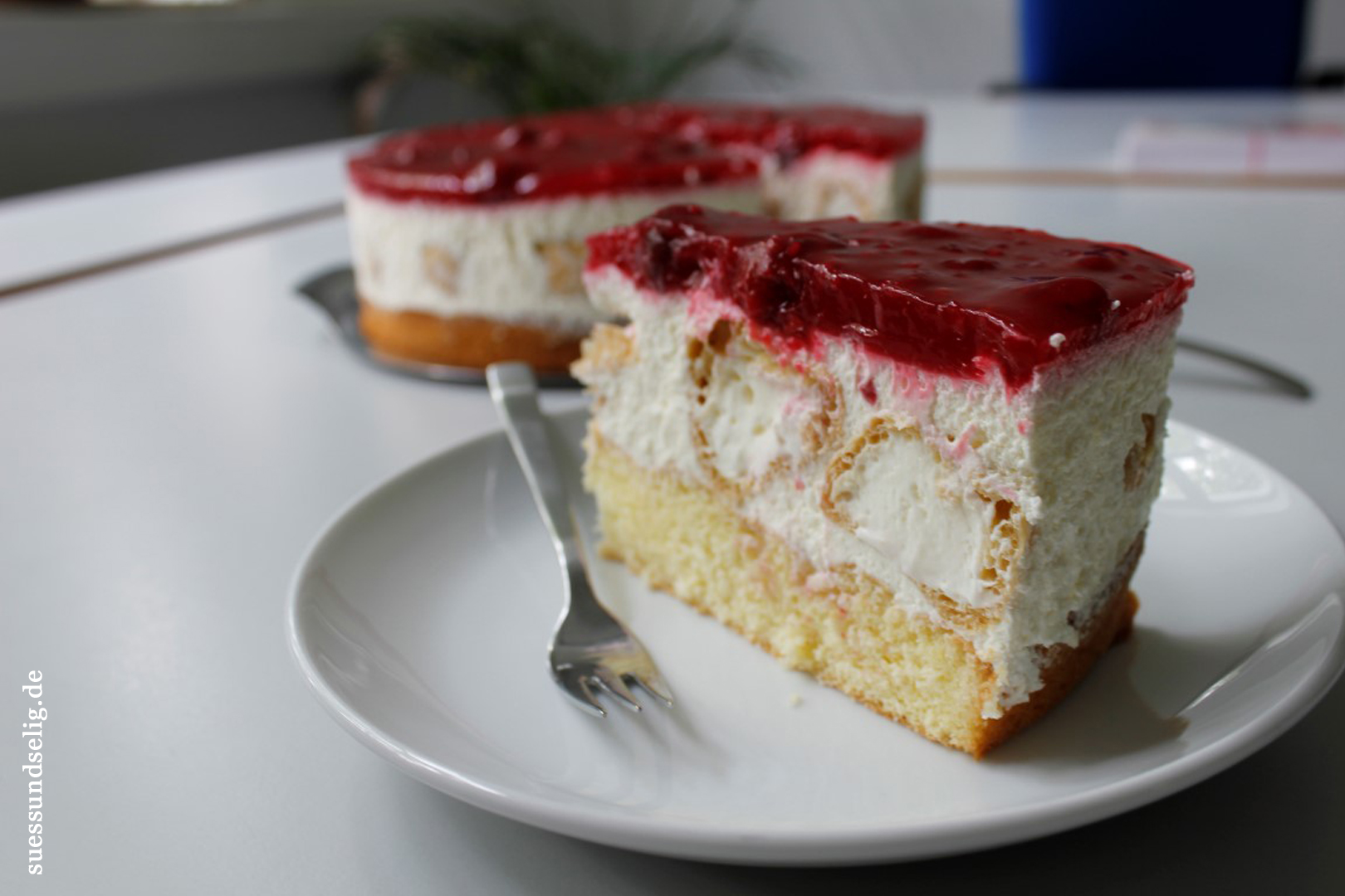 Rote-Grütze-Torte mit Windbeuteln ein Schmuckstück!