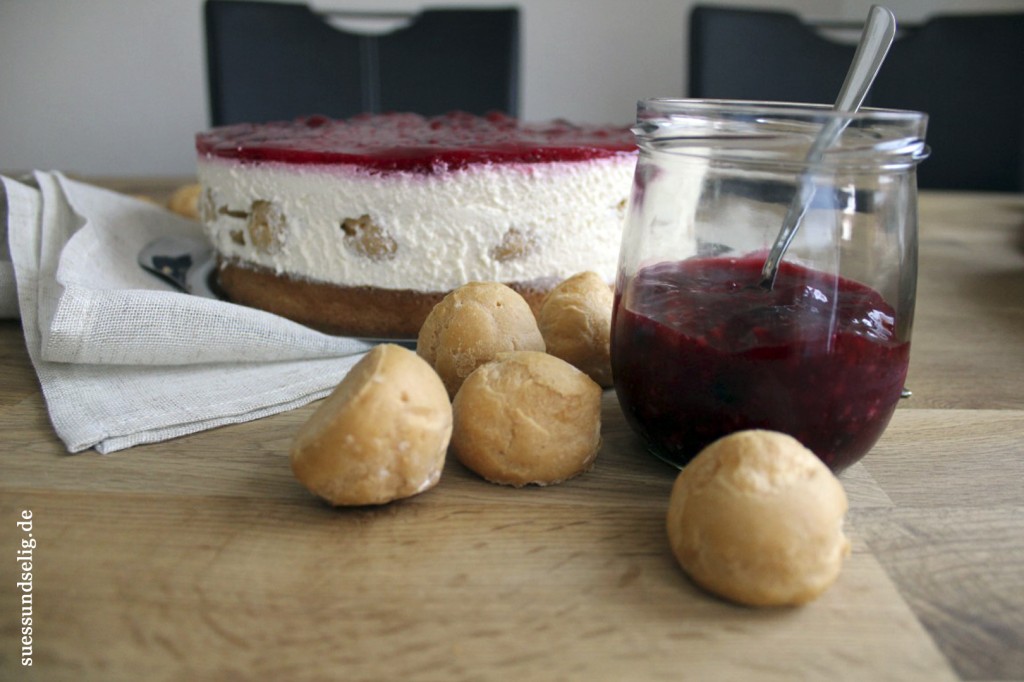 Rote-Grütze-Torte mit Windbeuteln