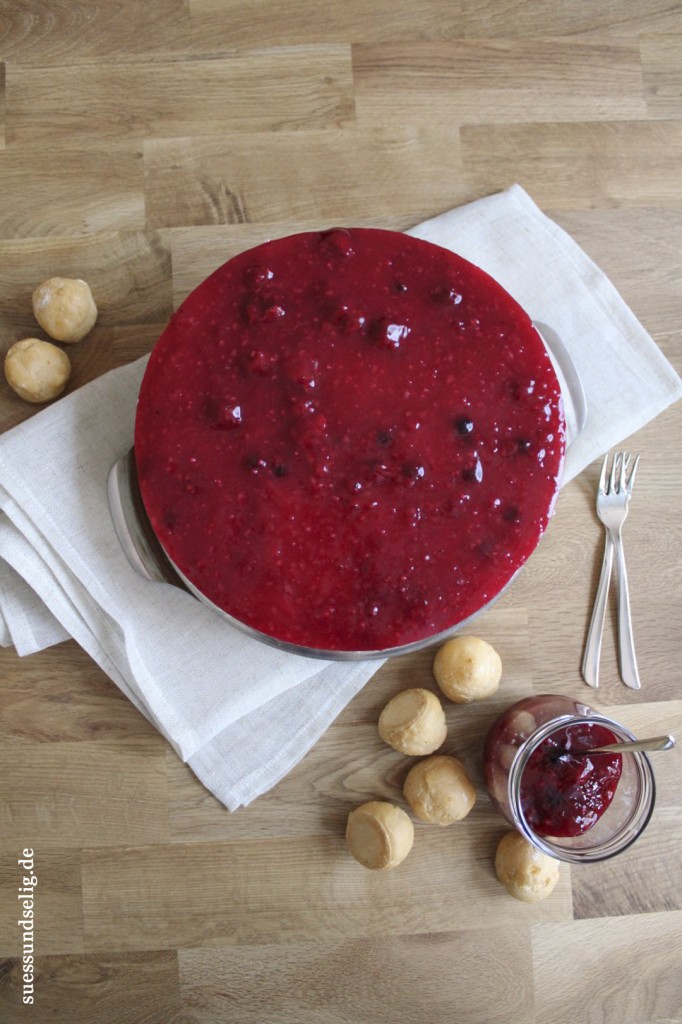 Rote-Grütze-Torte mit Windbeuteln