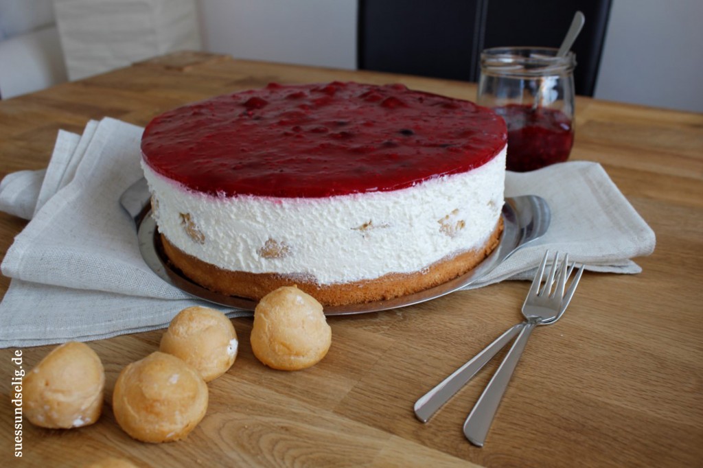 Rote-Grütze-Torte mit Windbeuteln