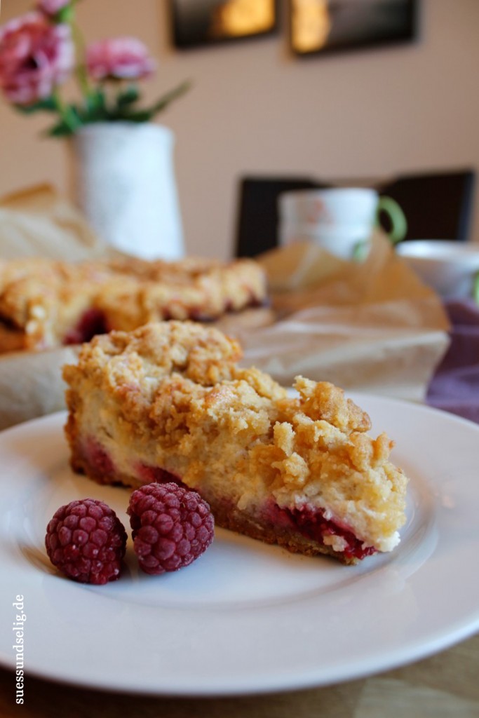 Quarkkuchen mit Kokos-Crumble & Himbeeren