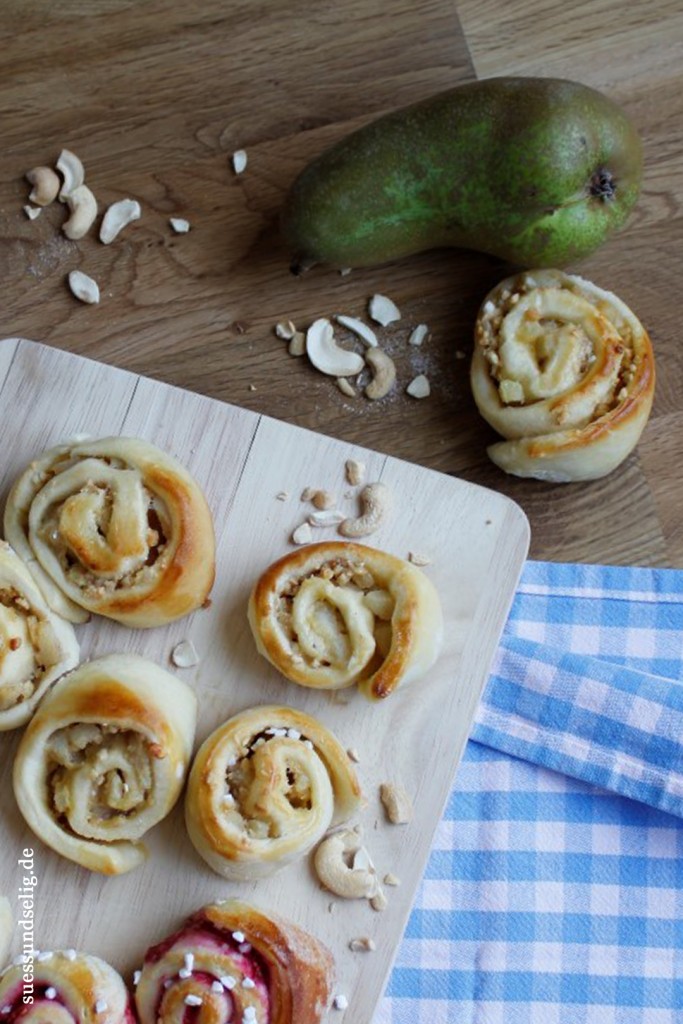 Hefeschnecken mit Birne und Cashewkernen