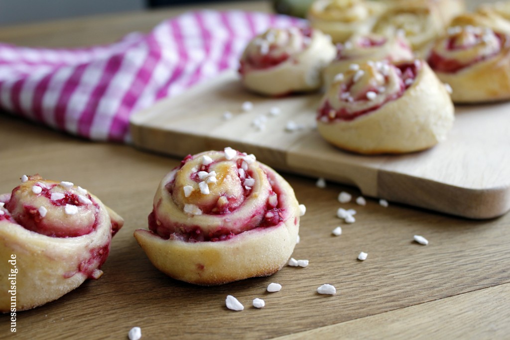 Hefeschnecken mit Himbeeren und Mandeln