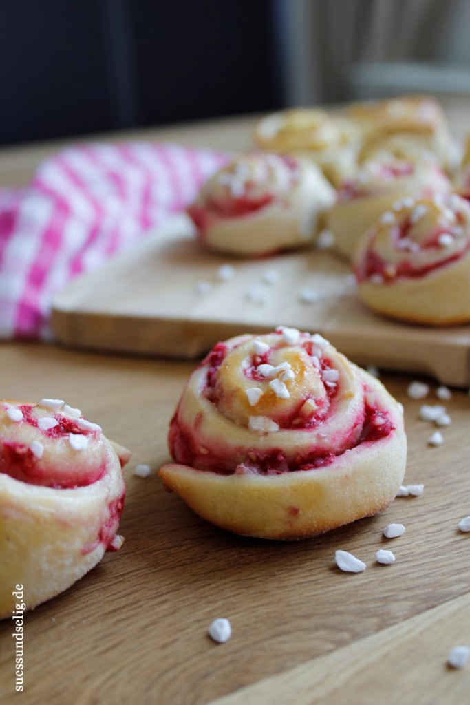 Hefeschnecken mit Himbeeren oder Birne | suessundselig