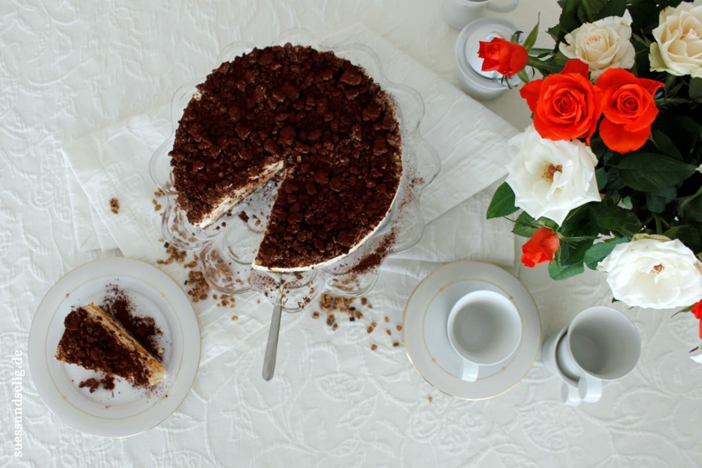 Schmandtorte mit Cornflakes-Boden und Aprikosen