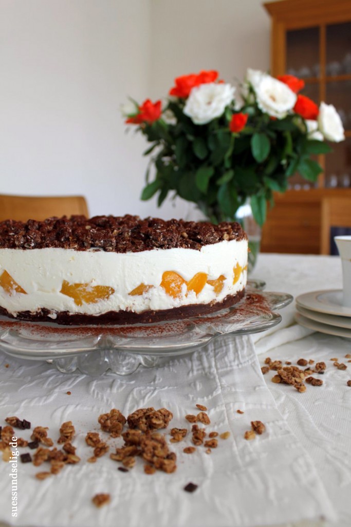 Schmandtorte mit Cornflakes-Schoko-Boden und Aprikosen