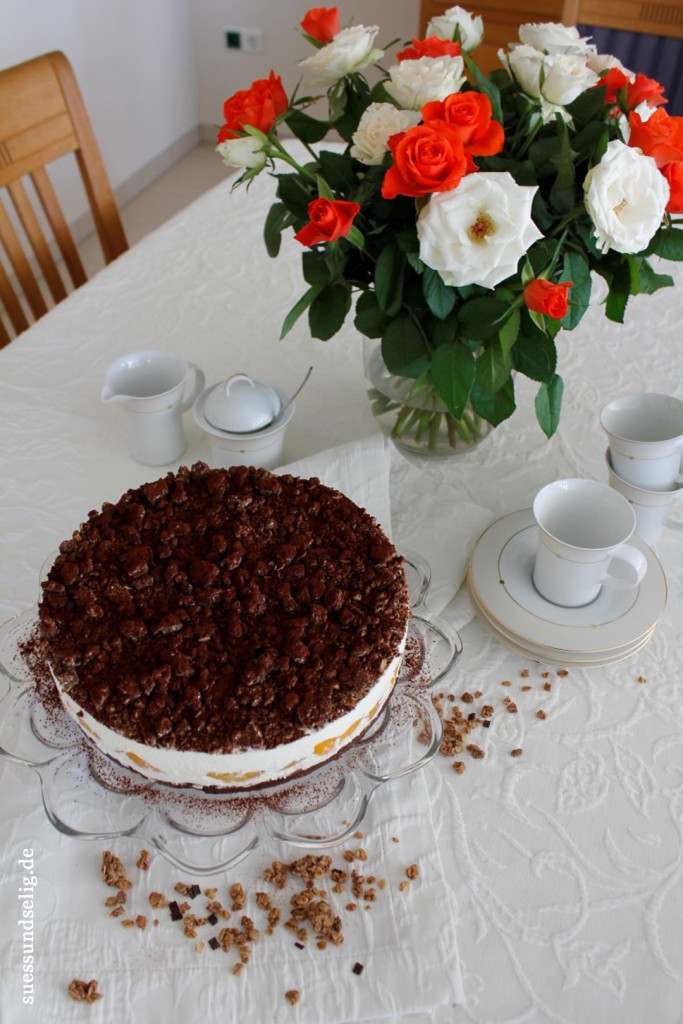 Schmandtorte mit Cornflakes-Schoko-Boden und Aprikosen