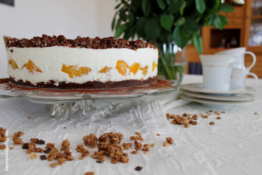 Schmandtorte mit Cornflakes-Schoko-Boden und Aprikosen