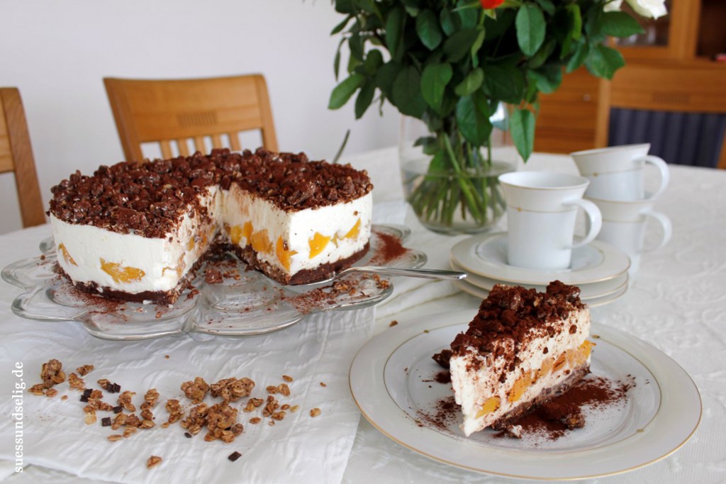 Schmandtorte mit Cornflakes-Schoko-Boden und Aprikosen