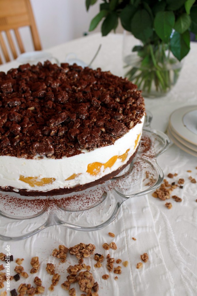 Schmandtorte mit Cornflakes-Schoko-Boden und Aprikosen