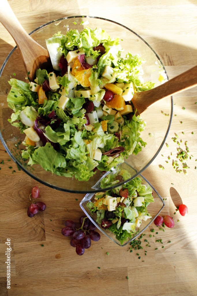 Frischer Spargelsalat mit Käse, Apfelsine und Weintrauben - Sommersalat