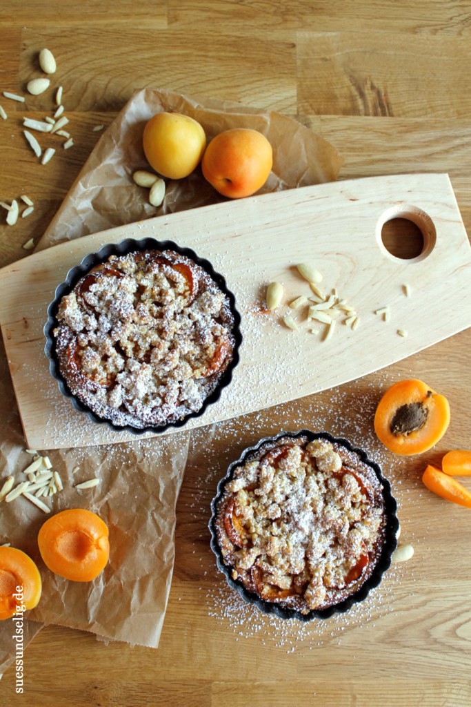 Aprikosen-Kuchen mit Streuseln und Mandeln