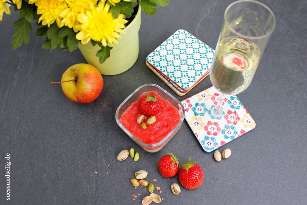 Erdbeertorte mit Mandelboden und Soja-Apfel-Pistazie-Creme mit Erdbeer-Sekt-Topping