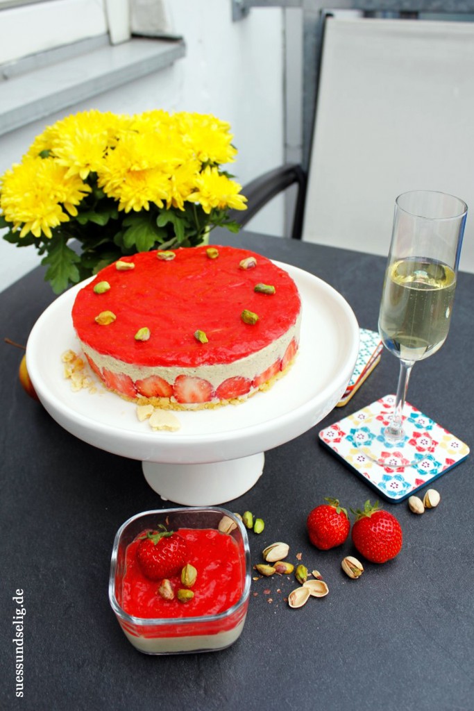 Erdbeertorte mit Mandelboden und Soja-Apfel-Pistazie-Creme mit Erdbeer-Sekt-Topping