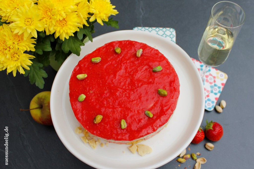 Erdbeertorte mit Mandelboden und Soja-Apfel-Pistazie-Creme mit Erdbeer-Sekt-Topping