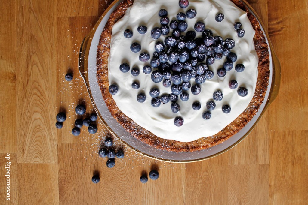 Birnenkuchen mit Crème Fraiche und Heidelbeeren