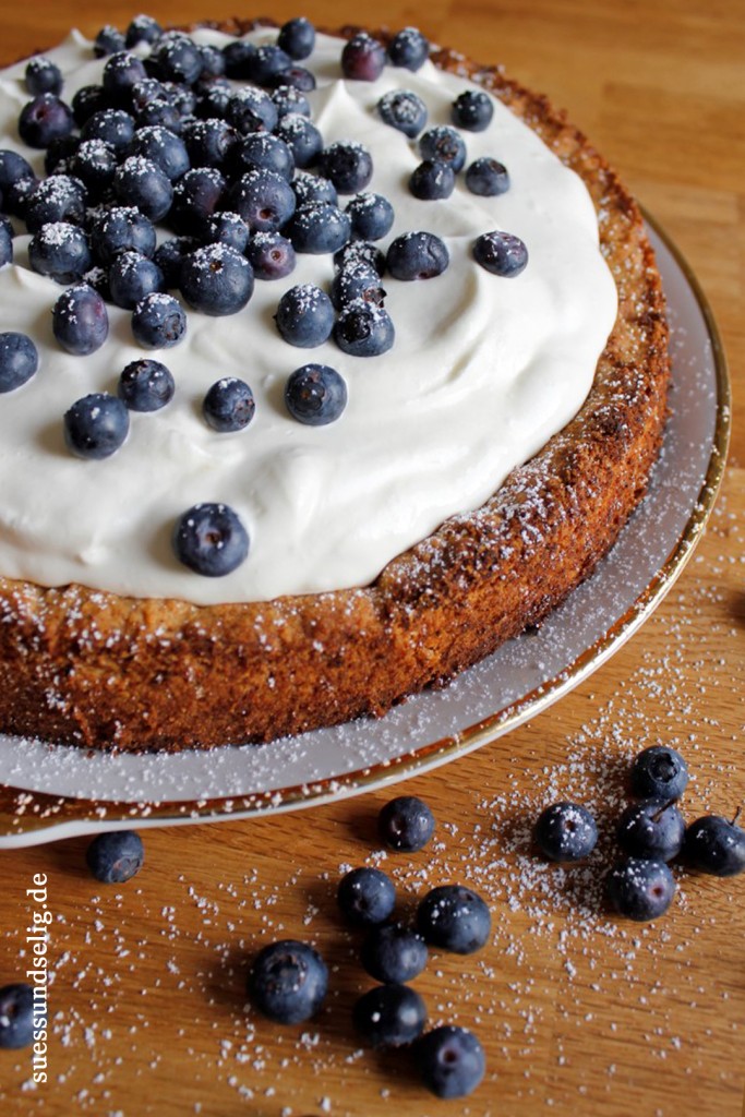 Birnenkuchen mit Crème Fraiche und Blaubeeren