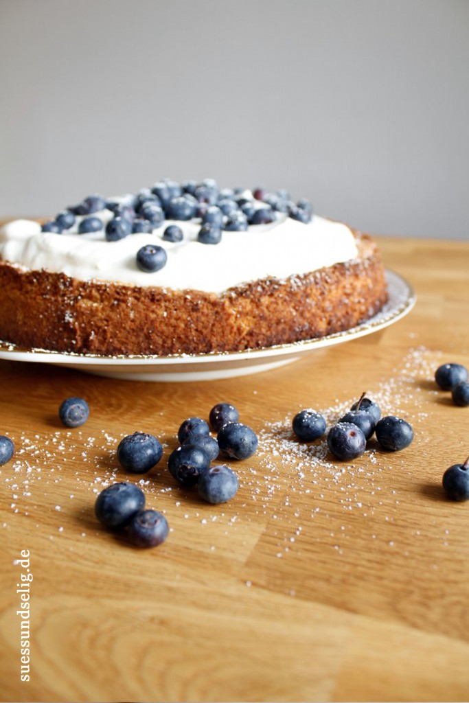 Birnentarte mit Crème Fraiche und Blaubeeren