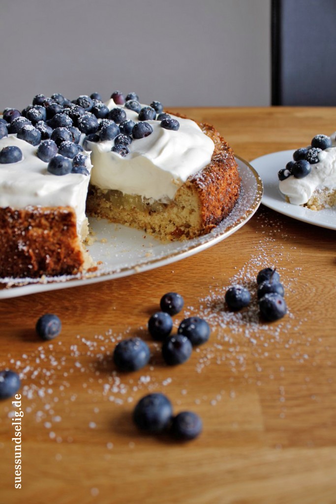 Birnenkuchen mit Crème Fraiche und Blaubeeren