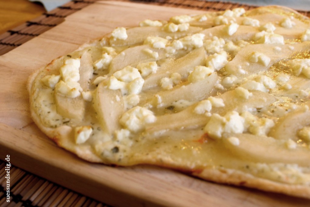 Birnen-Flammkuchen mit Ziegenkäse und Honig