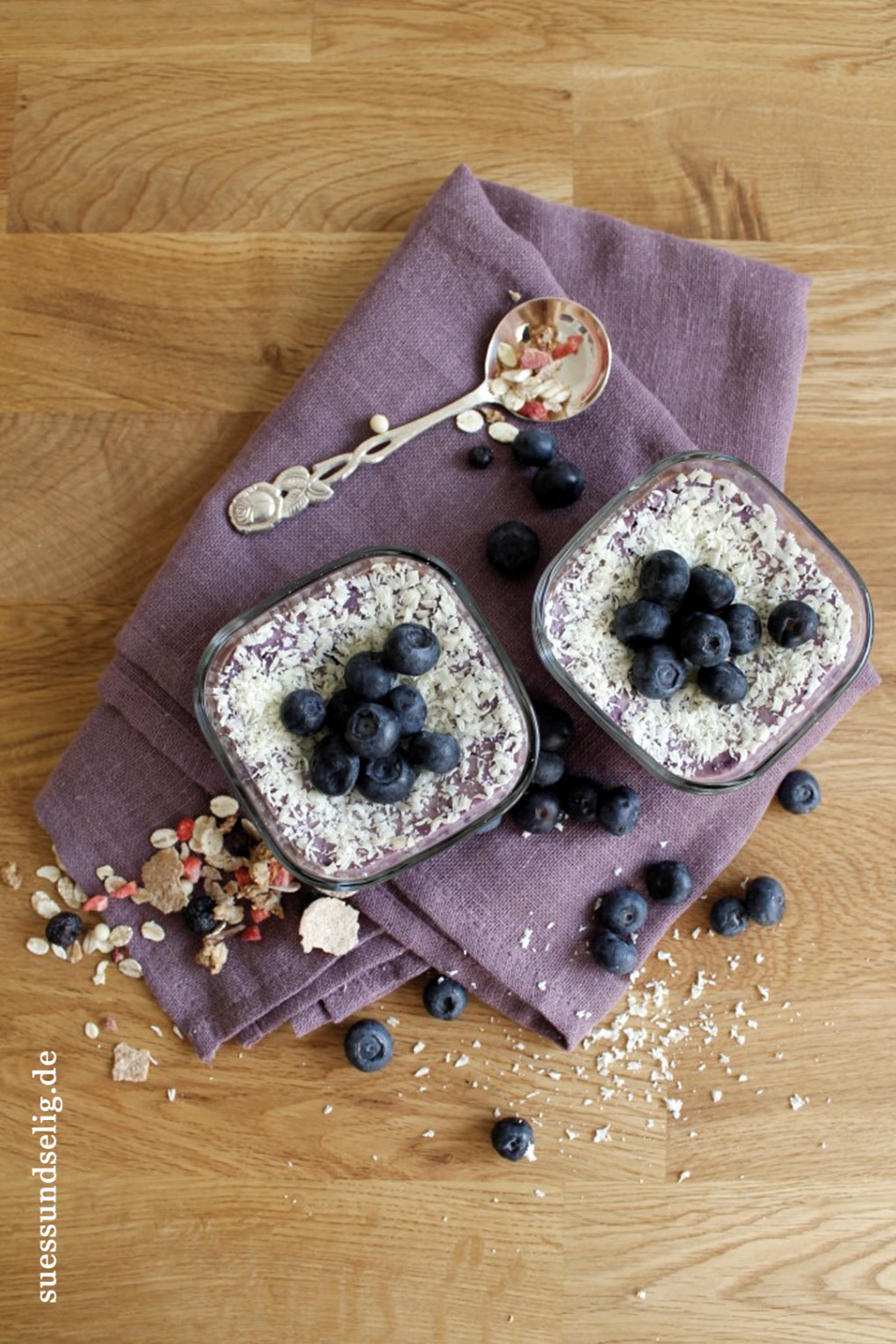 Blaubeer-Käsekuchen-Dessert mit Müsliboden