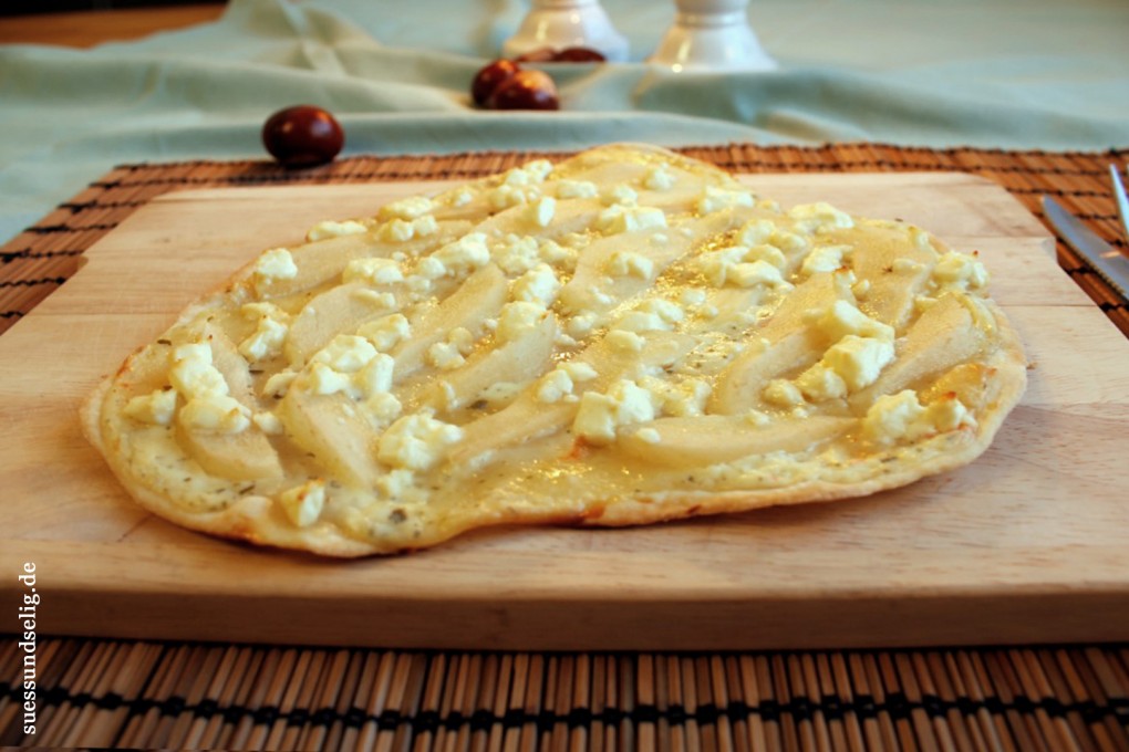 Birnen-Flammkuchen mit Ziegenkäse und Honig