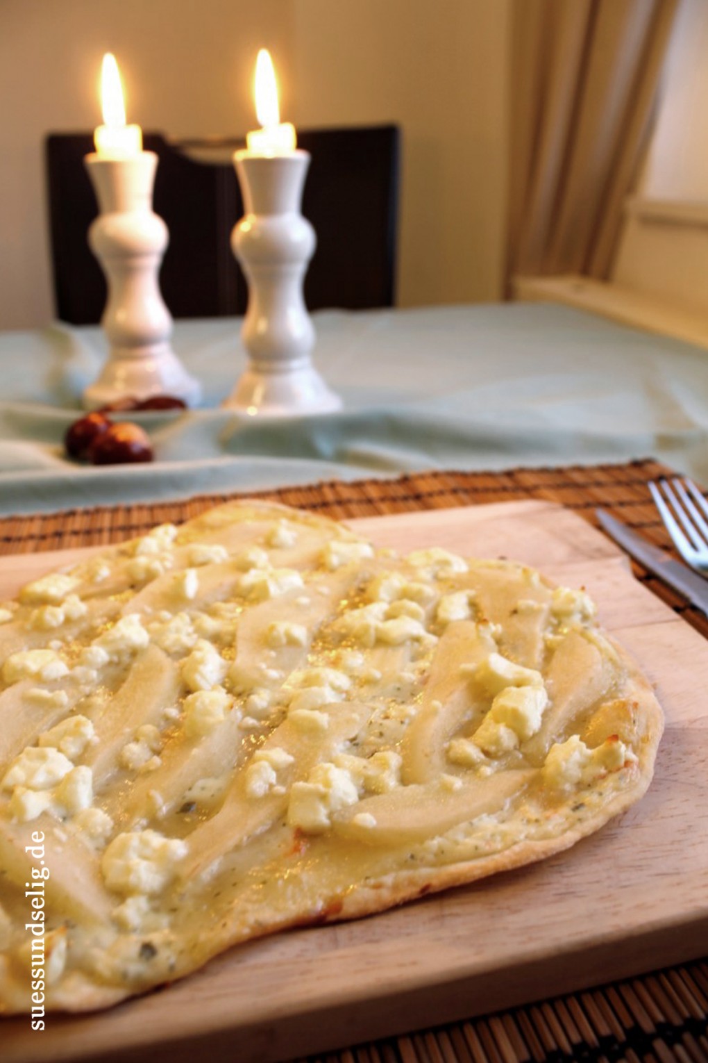 Süßer Flammkuchen mit Birnen, Honig und Ziegenkäse