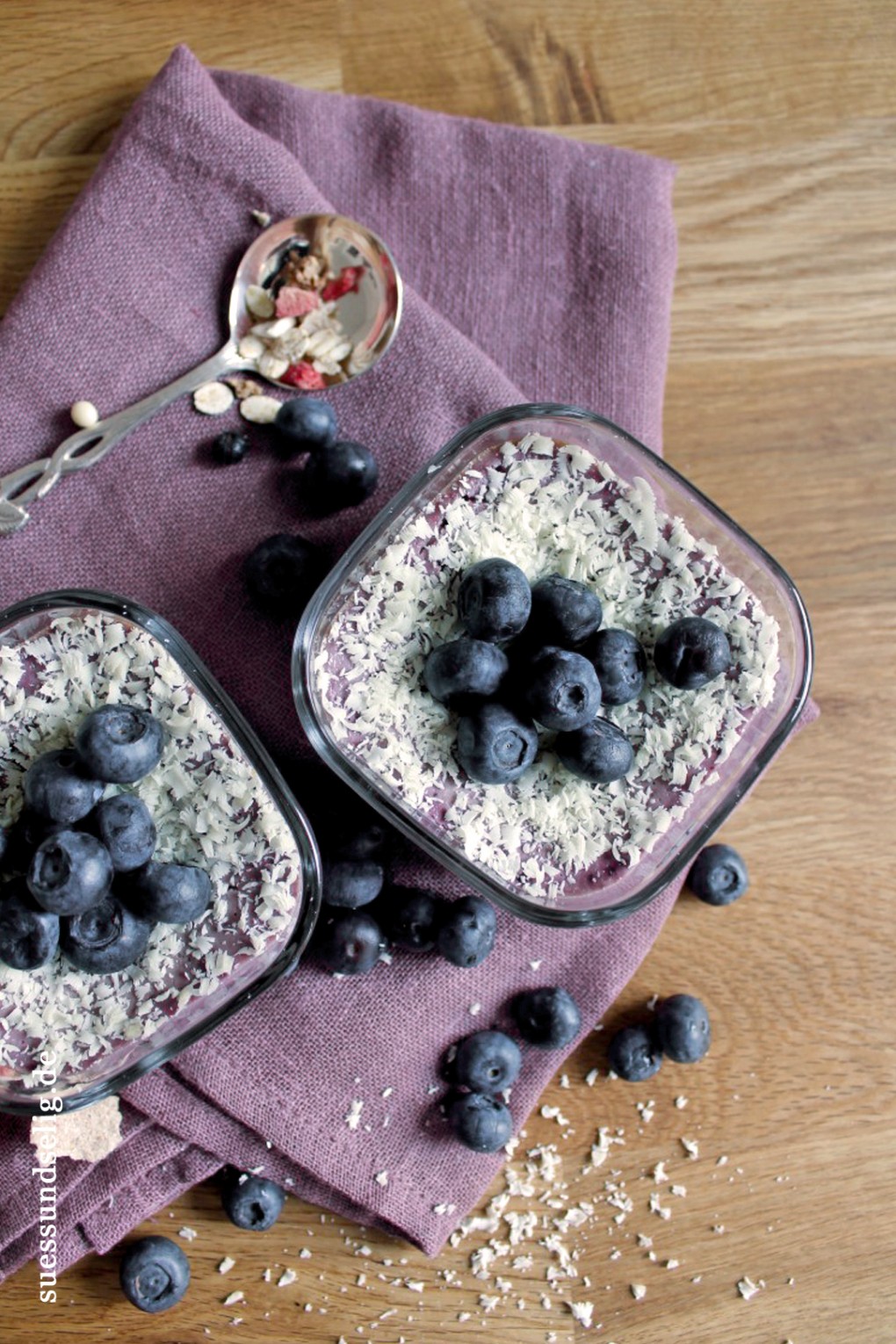 Blaubeer-Käsekuchen-Dessert mit Müsliboden