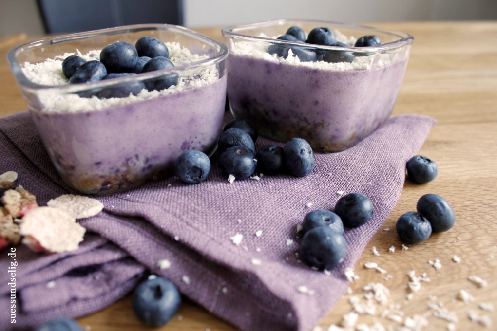 Blaubeer-Käsekuchen-Dessert mit Müsliboden