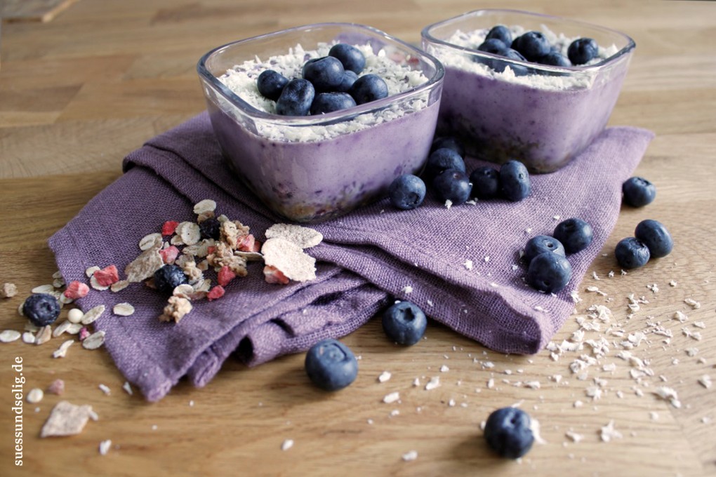 Blaubeer-Käsekuchen-Dessert mit Müsliboden