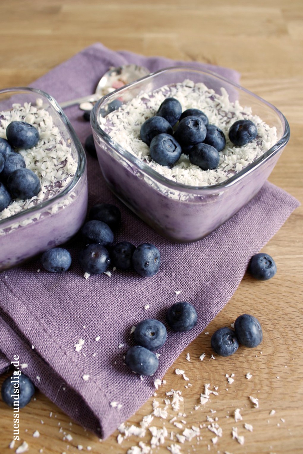 Blaubeer-Käsekuchen-Dessert mit Müsliboden