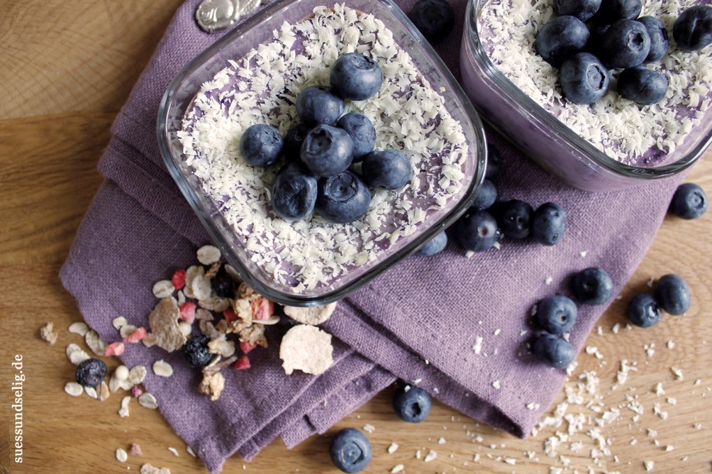 Blaubeer-Käsekuchen-Dessert mit Müsliboden