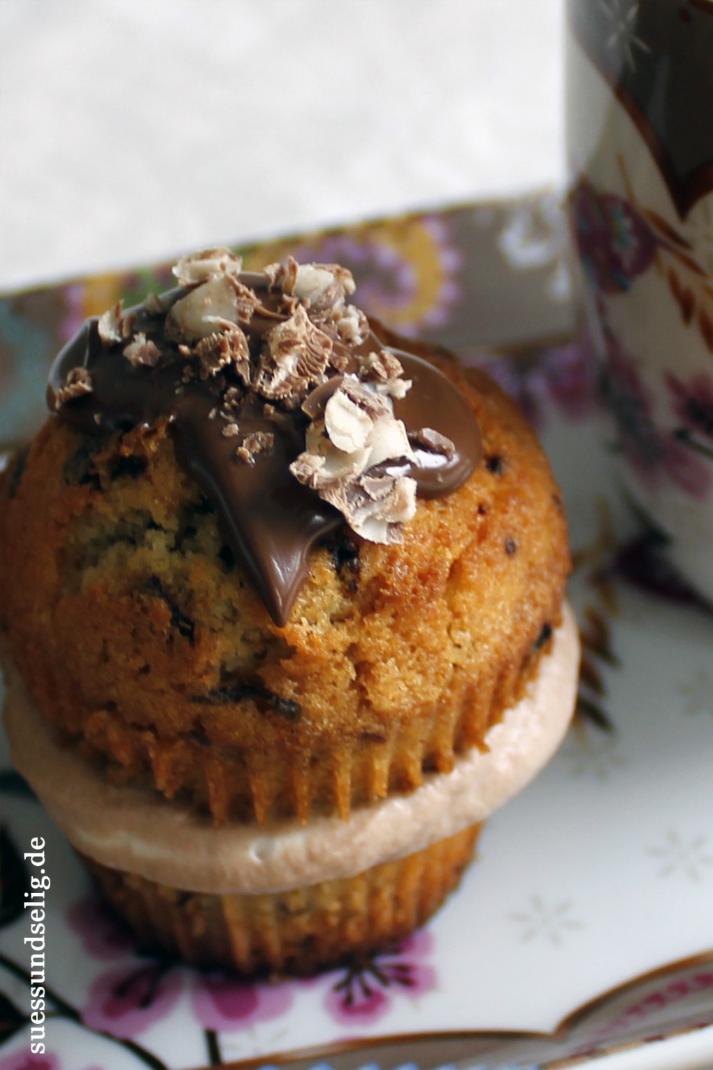 Kaffee-Muffins mit Nougat-Sahne-Füllung und Nougat-Schokoladenraspel