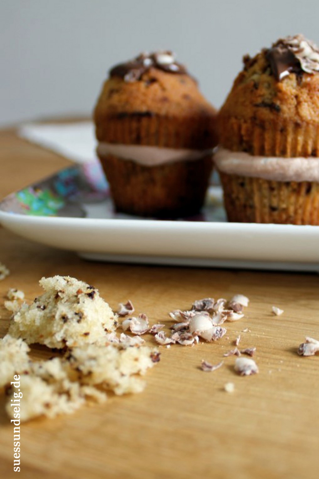 Kaffee-Muffins mit Nougat-Sahne-Füllung und Nougat-Schokoladenraspel