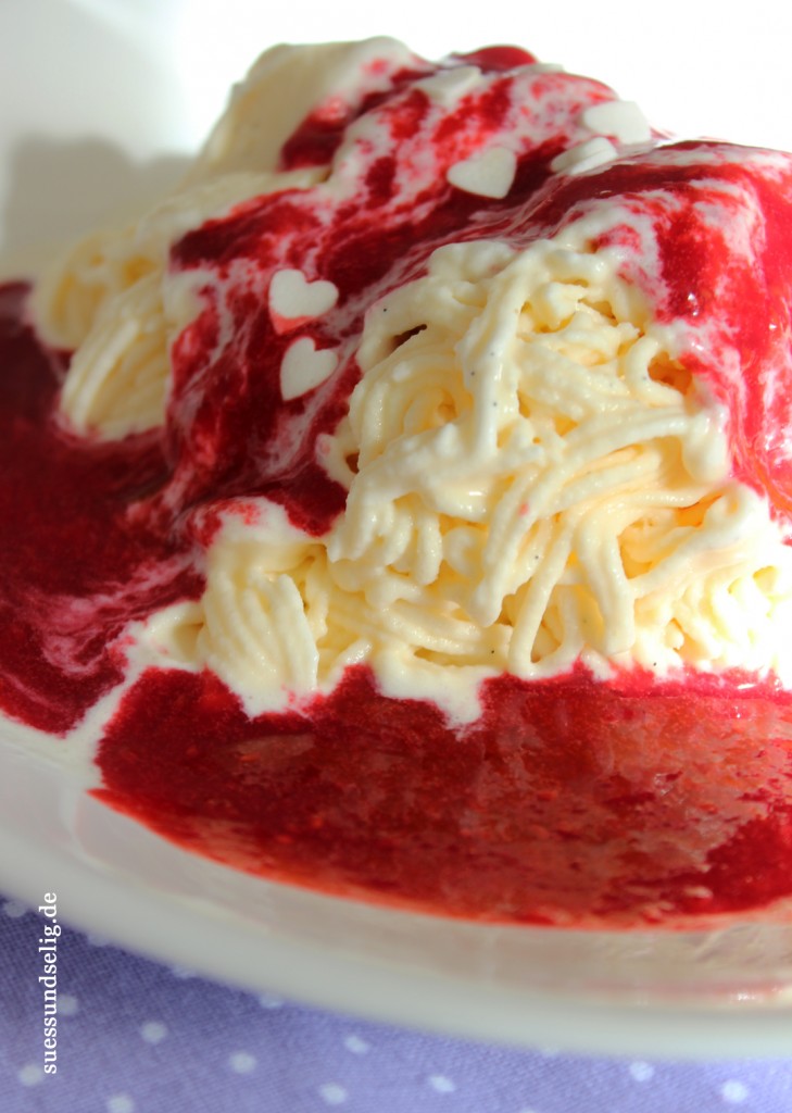 Vanilleeis at its best: Spaghetti-Eis mit Himbeersauce | suessundselig