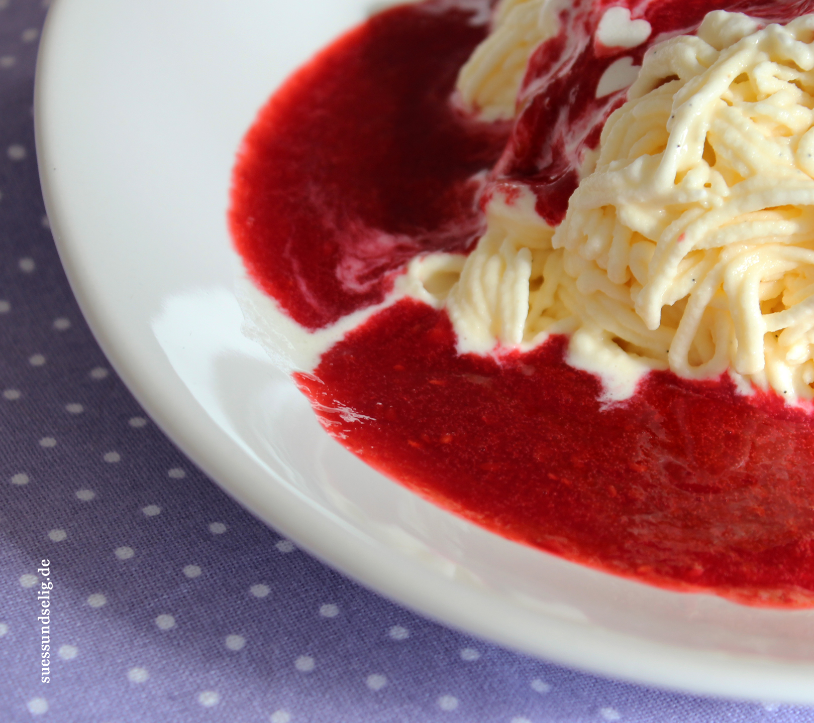 Vanilleeis at its best: Spaghetti-Eis mit Himbeersauce | suessundselig