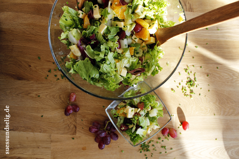 Fruchtiger Spargelsalat mit Käse und Weintrauben