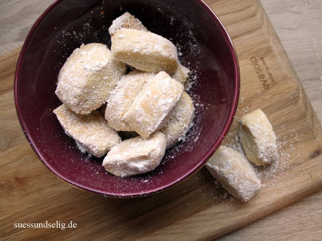 Mürbeteig-Plätzchen mit Puderzucker