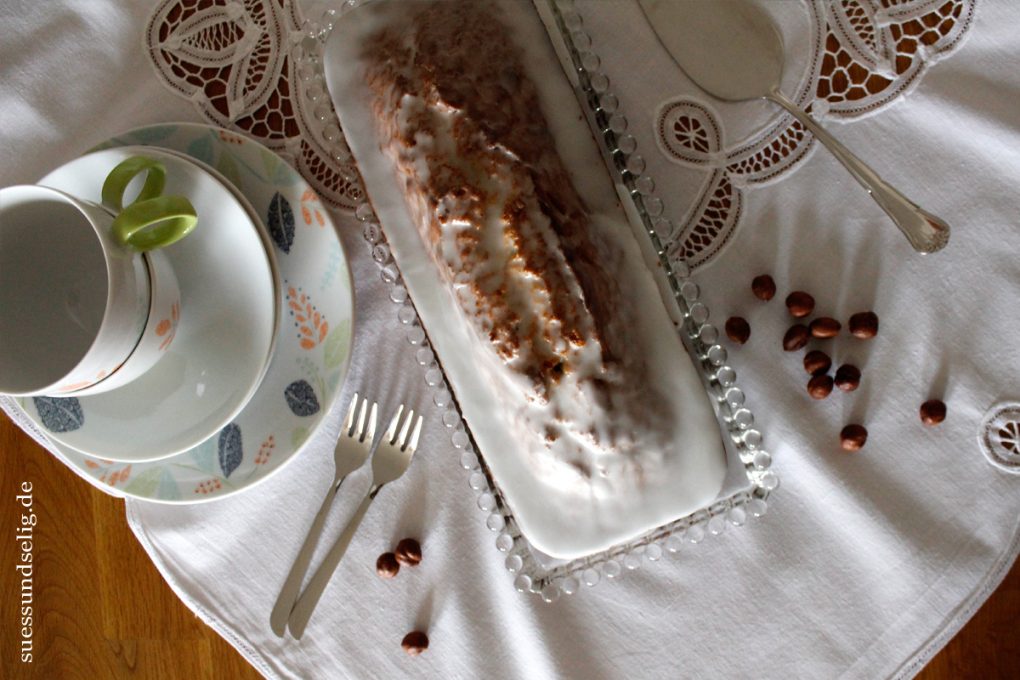 Nusskuchen mit Zuckerglasur